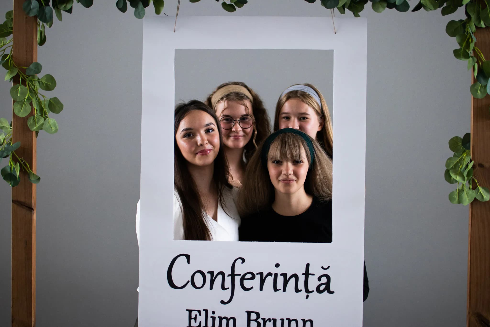 Tinere zâmbind în rama foto „Conferință” de la Elim Brunn