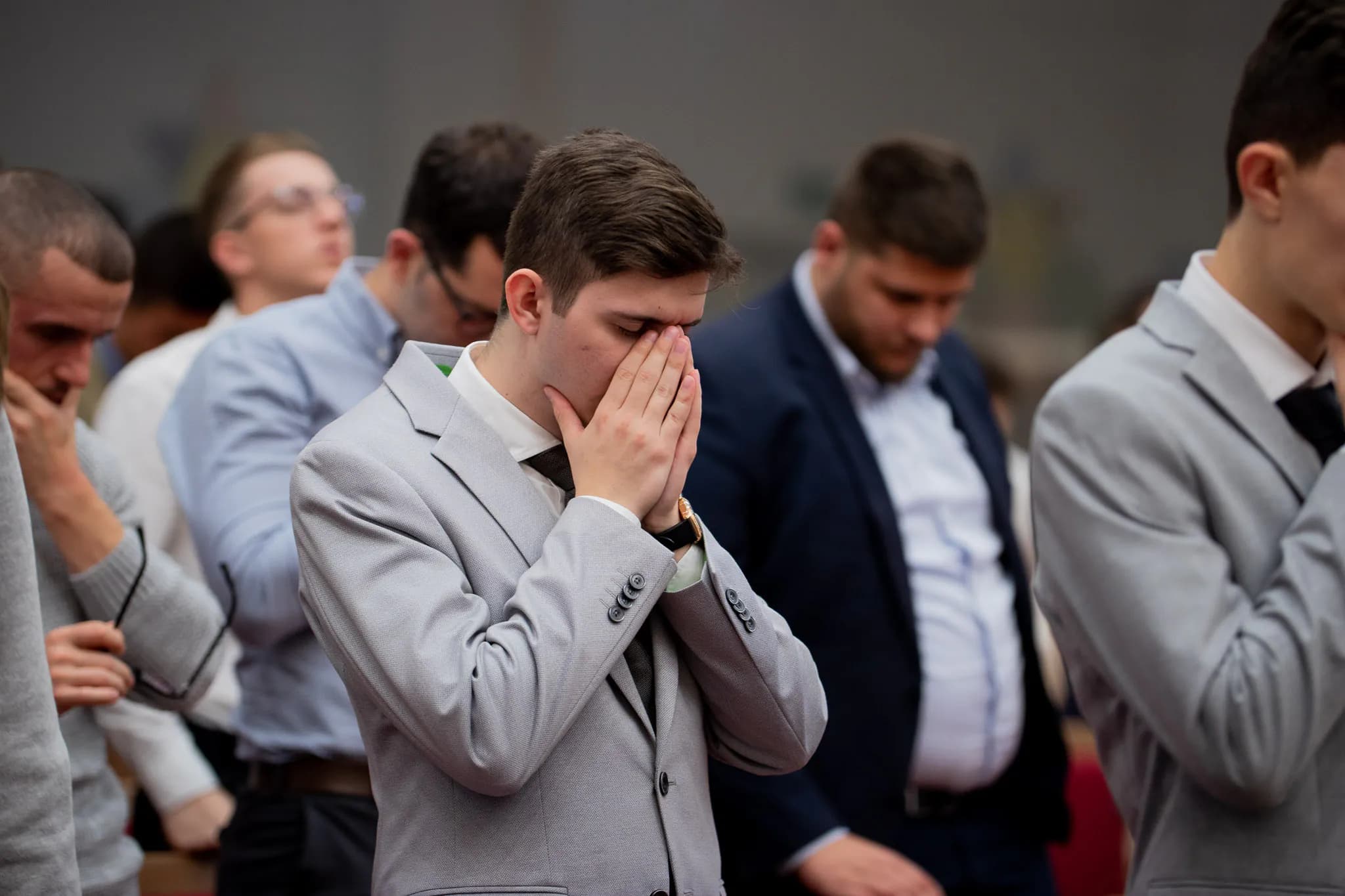 Tineri în rugăciune la conferință